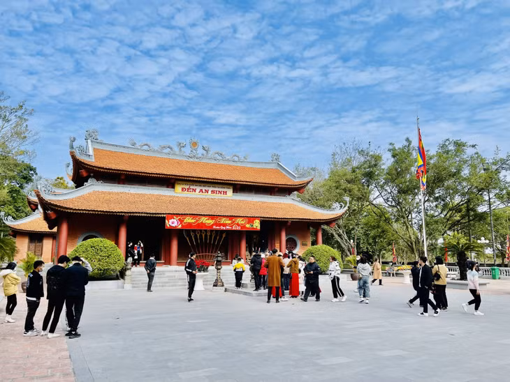 Người dân đi lễ đầu xuân tại đền An Sinh, TX Đông Triều.