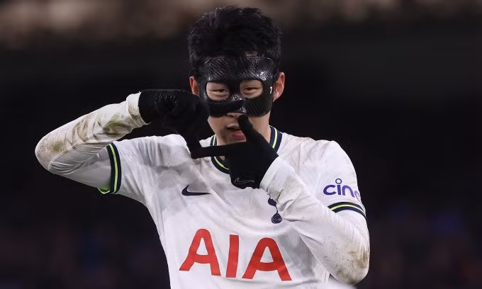 Son Heung-min mừng bàn ấn định tỷ số 4-0 cho Tottenham. Anh vẫn phải đeo mặt nạ vì chấn thương hốc mắt từ trước World Cup 2022 khi đấu Palace ngày 4/1. Ảnh: Tottenham / Twitter