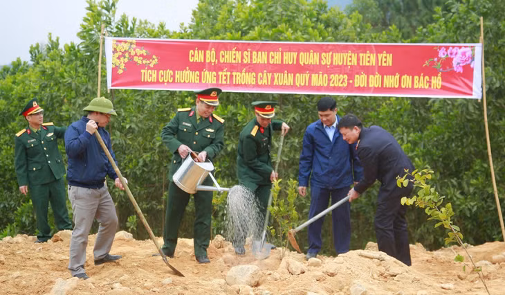Các đơn vị trong Khối Nội chính của huyện tham gia trồng cây tại Lễ phát động.