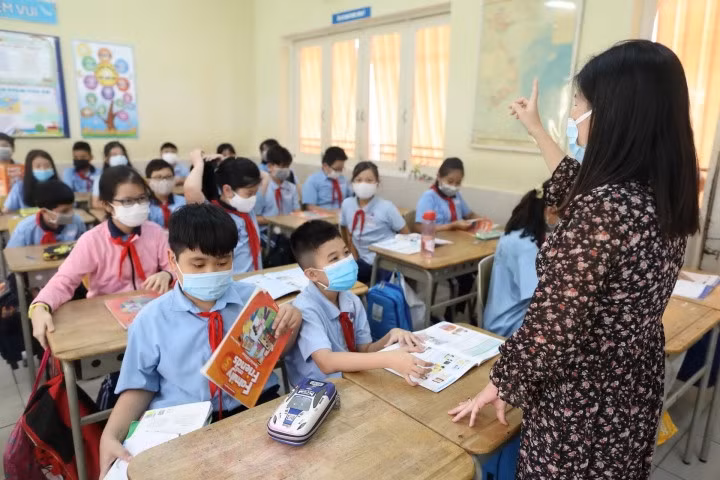 Giáo viên mong giảm bớt các thủ tục, giấy tờ để tập trung vào chuyên môn dạy học. (Ảnh minh hoạ).