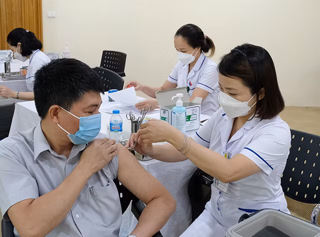 Bộ Y tế tiếp tục nhắc các địa phương tăng cường triển khai tiêm vaccine COVID-19 trong bối cảnh số ca mắc COVID-19 có xu hướng tăng trở lại trên cả nước với sự xuất hiện của một số biến thể mới của chúng Omicron như BA.04, BA.05, BA.2.12.1... có khả năng lây lan và khả năng lẩn tránh hệ miễn dịch cao hơn. Ảnh: Trần Minh