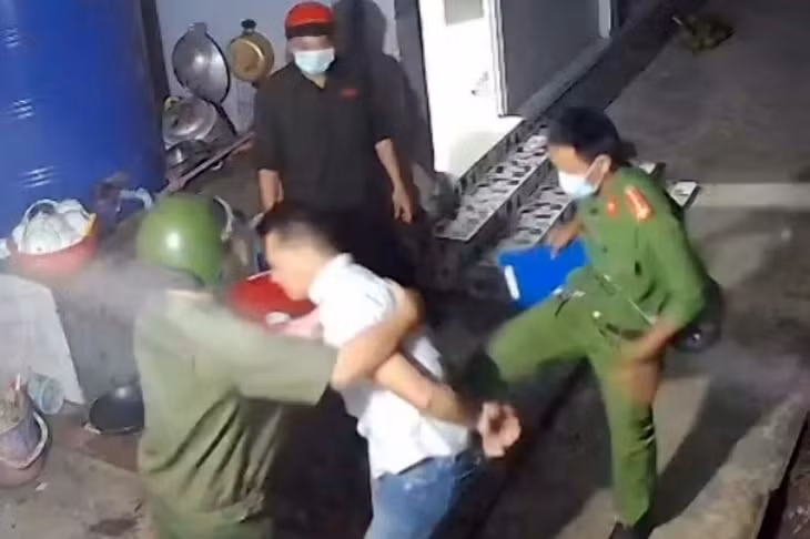 Đại úy Phan Văn Trung được cho là người mặc sắc phục công an xuất hiện trong clip đang gây xôn xao dư luận. (Nguồn: Cắt từ clip)