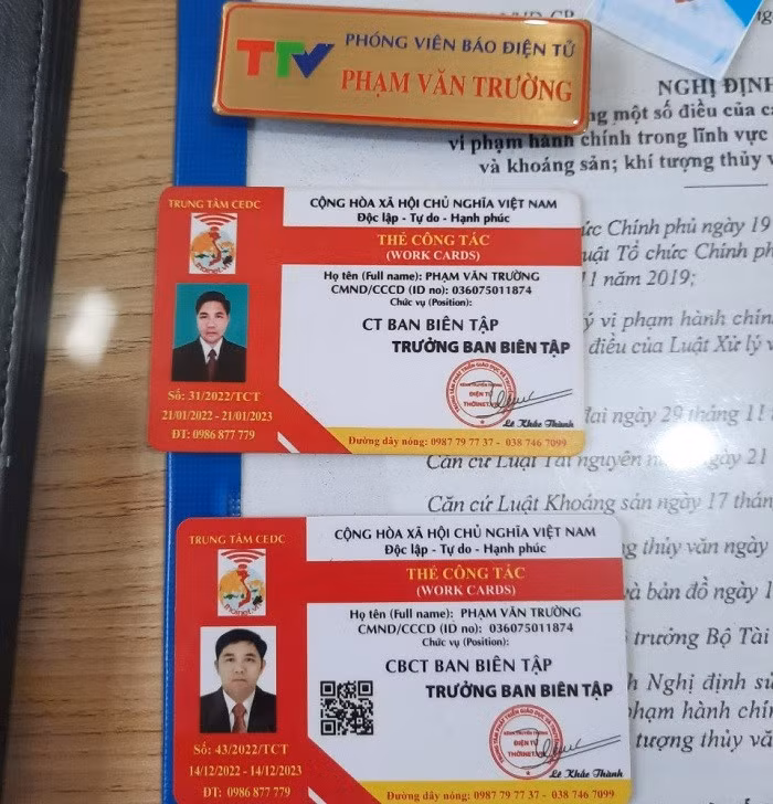 Một số tang vật Công an thu giữ từ hai đối tượng.