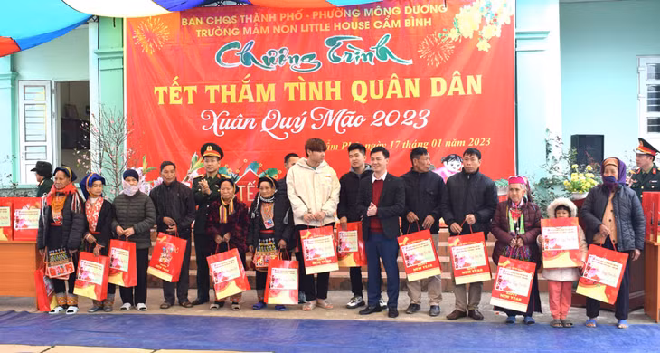 Chương trình đã trao 60 suất quà cho người có hoàn cảnh khó khăn ở phường Mông Dương và các xã Dương Huy, Cộng Hòa, Cẩm Hải của TP Cẩm Phả.