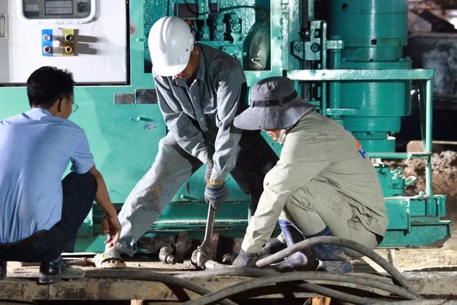 Công tác cứu hộ cứu nạn để kéo ống cọc bê tông lên đã diễn ra được một tuần, từ trưa 31/12. Ảnh: Sở TT&amp;TT Đồng Tháp.