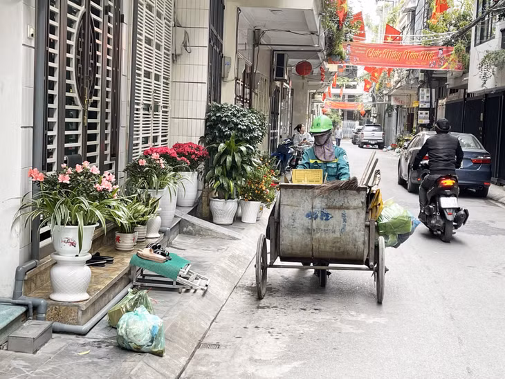 Công nhân vệ sinh môi trường Judenco thu gom rác thải tại khu dân cư.