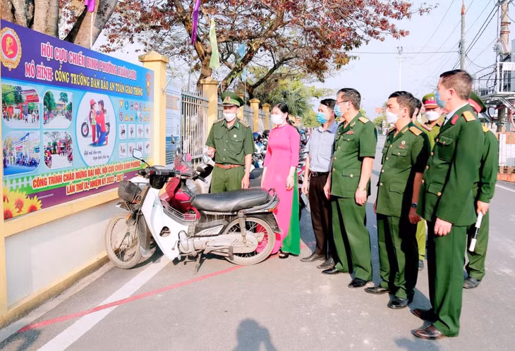 Hội CCB phường Xuân Sơn xây dựng pano tuyên truyền 