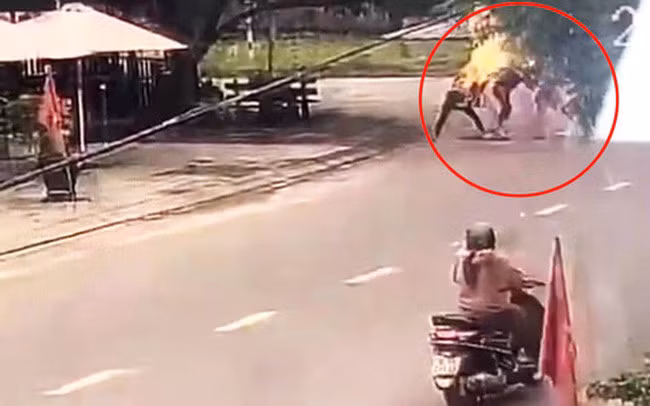 Hình ảnh D. bị tạt xăng đốt giữa đường (Ảnh cắt từ clip)