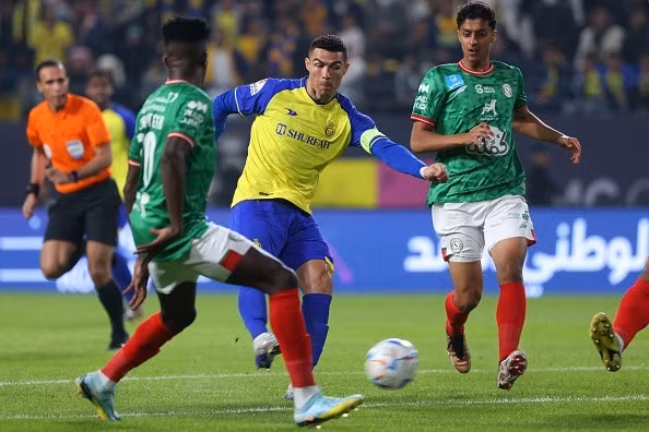 Trước sự kèm cặp của các hậu vệ đội khách, Ronaldo không có nhiều cơ hội để chứng tỏ đẳng cấp. Cựu sao Man United có 40 lần chạm bóng, 4 cú sút nhưng không thể gây khó khăn cho thủ môn đối phương. Đội hình Al Nassr chỉ có 4 cầu thủ bị Sofascore chấm điểm dưới 7 và Ronaldo là một trong số đó.