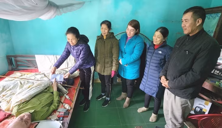 Hội LHPN phường Quang Trung (TP Uông Bí) đã trao tặng quà Tết cho người có hoàn cảnh khó khăn, tàn tật trên địa bàn phường.