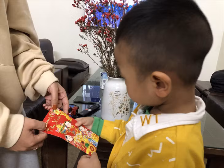 Trong cuộc sống hiện đại, tục lì xì đang dần bị thương mại hóa. Ảnh Anh Huy.