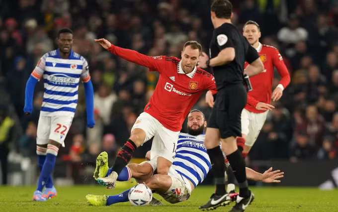 Eriksen chấn thương mắt cá chân trái sau pha chuồi không trúng bóng của Andy Carroll, ở vòng bốn Cup FA trên sân Old Trafford, Manchester, Anh tối 28/1/2023. Ảnh: PA