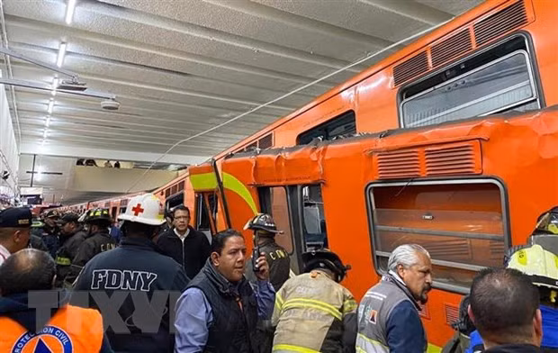 Mexico: Hai tau dien ngam va vao nhau lam nhieu nguoi thuong vong hinh anh 1