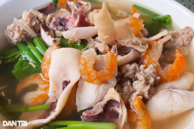 Chuyên gia dinh dưỡng cho rằng, đi du lịch ở nơi thời tiết nóng cần bổ sung đạm, thức ăn giàu kẽm, canxi từ thịt, cá, tôm, cua... (Ảnh minh họa: Biên Thùy).