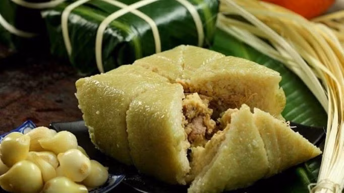 Bánh chưng là thực phẩm dễ bị mốc nếu không bảo quản cẩn thận.