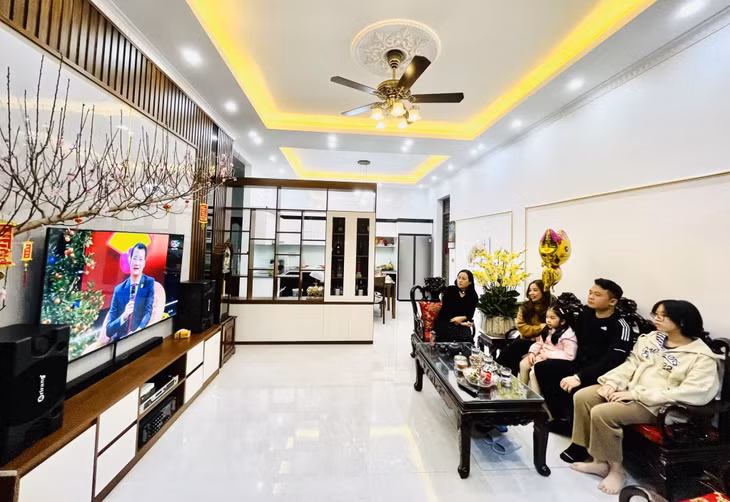 Nhiều gia đình cùng quây quần xem chương trình Tết chờ đón giao thừa