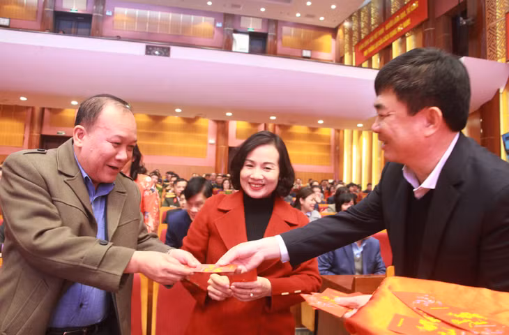 Đồng chi Ngô Hoàng Ngân, Phó Bí thư Thường trực Tỉnh ủy, Trưởng Đoàn ĐBQH tỉnh lì xì đầu năm mới cho cán bộ, công chức, viên chức đầu năm.