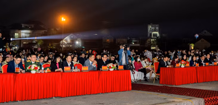 Chương trình nghệ thuật thu hút đông đảo nhân dân và du khách đến thưởng thức.