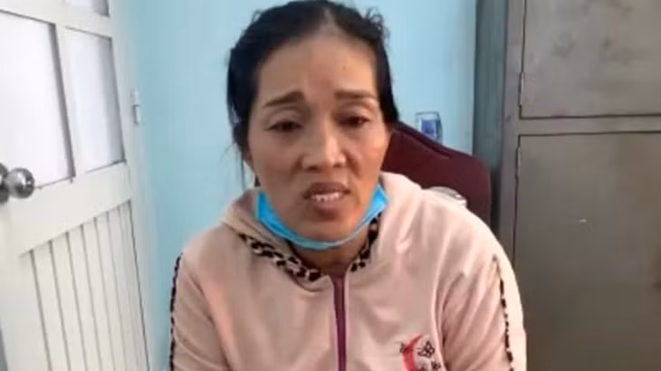 Nguyễn Thị Thanh bị bắt giữ và đưa về cơ quan công an huyện Hàm Thuận Nam.