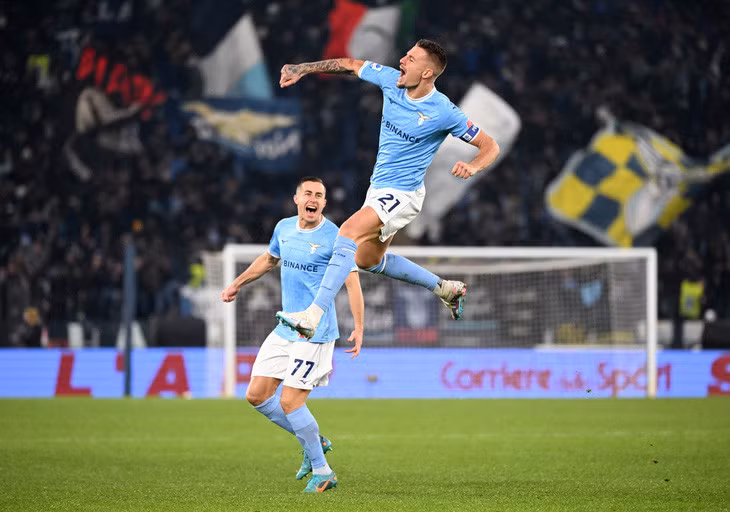 Milinkovic-Savic (số 21) ăn mừng bàn mở tỉ số cho Lazio - Ảnh: REUTERS