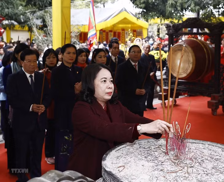 Quyền Chủ tịch nước Võ Thị Ánh Xuân dâng hương tại Đền Hai Bà Trưng.