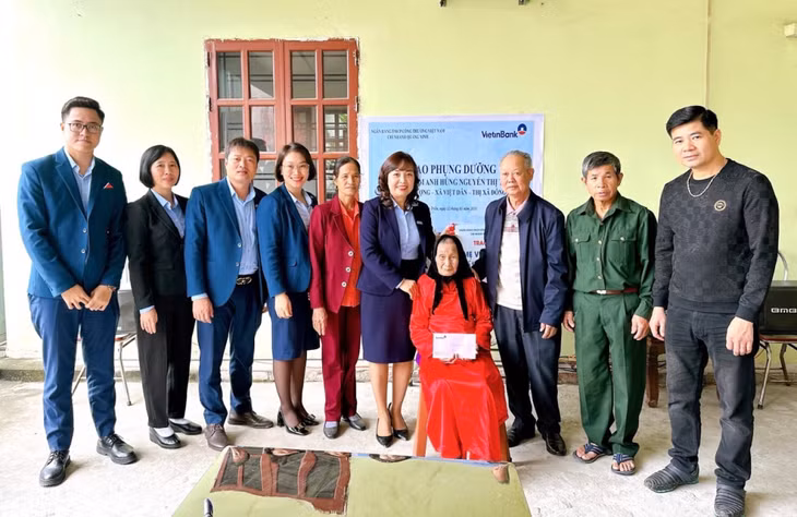 Quỹ Bảo trợ trẻ em Quảng Ninh phối hợp với các nhà tài trợ trao quà phụng dưỡng mẹ Việt Nam Anh hùng Nguyễn Thị Thực.