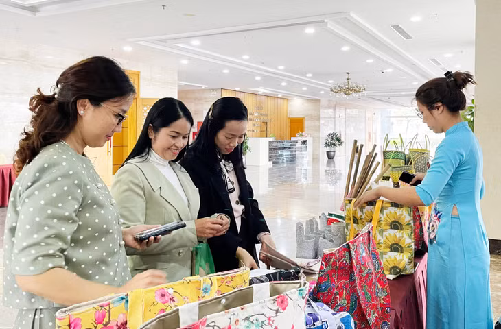 Các đại biểu tham quan gian hàng sản phẩm được tái chế từ rác thải nhựa.