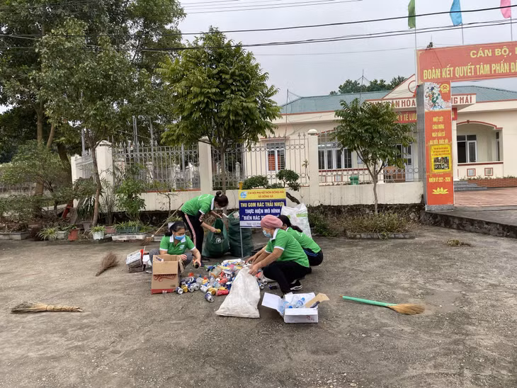 Hội viên phụ nữ xã Đông Xá, huyện Vân Đồn, thu gom ve chai để gây quỹ hoạt động