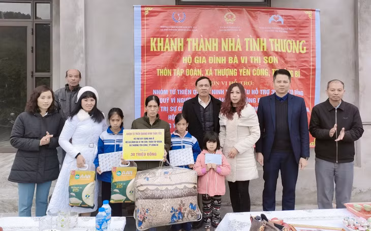 Lãnh đạo Hội Bảo trợ cùng các ngành, đoàn thể TP Uông Bí và Nhóm từ thiện Quảng Ninh thân yêu khánh thành tặng quà cho gia đình chị Vi Thị Son.