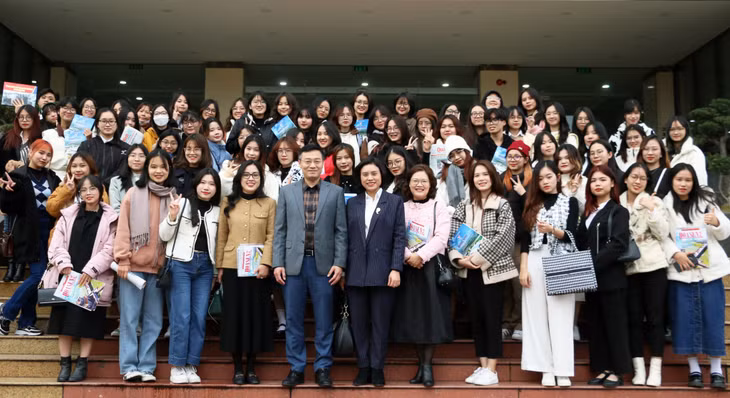 Lãnh đạo Trung tâm Truyền thông tỉnh và Khoa Xuất bản, Học viện Báo chí và Tuyên truyền chụp hình lưu niệm cùng các sinh viên của Khoa.