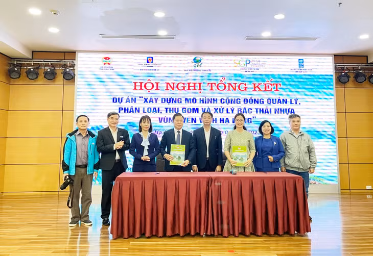Ban điều hành dự án và Quỹ môi trường toàn cầu ký kết bàn giao vốn vay.