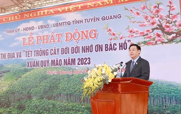 Chu tich Quoc hoi phat dong thi dua va Tet trong cay tai Tuyen Quang hinh anh 2