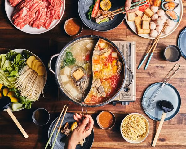 Trong bữa lẩu nên có nhiều rau xanh. Ảnh: FN