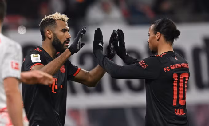 Choupo-Moting (áo đen, trái) mừng bàn mở tỷ số cho Bayern tối 20/1, trên sân Red Bull Arena. Ảnh: EFE