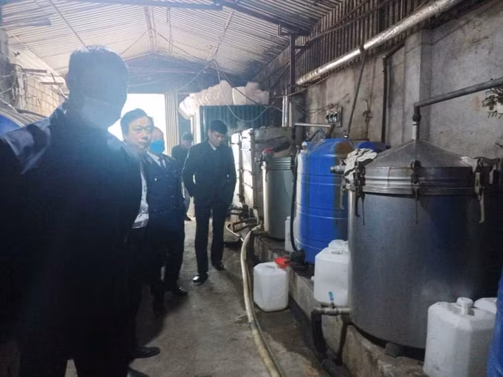 Đoàn liên ngành số 3 của tỉnh kiểm tra công tác chấp hành các quy định của pháp luật về vệ sinh ATTP tại Cơ sở nấu rượu thủ công Mạnh Tiến (phường Hải Hòa, TP Móng Cái), ngày 4/1/2023. Ảnh: Trung Thành
