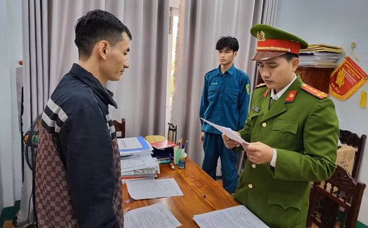 Cơ quan điều tra tống đạt các quyết định đối với Nguyễn Ngọc Châu. Ảnh: CA