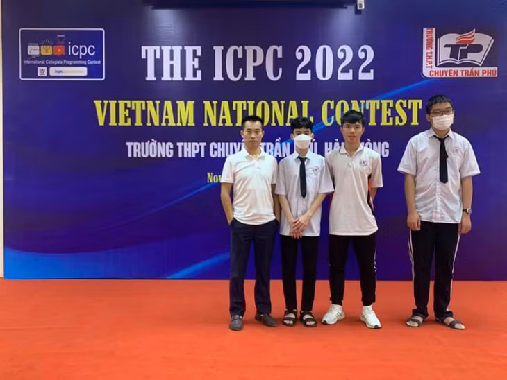 Thầy giáo Hà Đại Tôn (ngoài cùng bên trái) cùng học sinh xuất sắc của Trường Chuyên Hạ Long tại Kỳ thi Olympic Tin học sinh viên Việt Nam 2022.