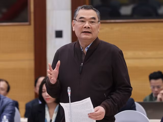 Trung tướng Tô Ân Xô: Đối với vụ Việt Á, hiện nay cơ quan chức năng đã khởi tố 29 vụ với 102 bị can. Còn vụ chuyến bay giải cứu đã khởi tố là 39 bị can. Nhiều khả năng là sẽ còn bị can, số bị can sẽ tăng trong thời gian tới. Ảnh VGP/Nhật Bắc