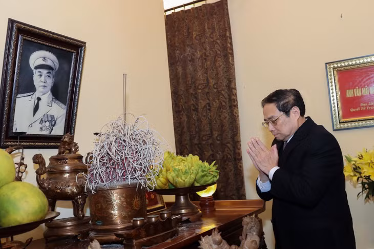 Thủ tướng Phạm Minh Chính dâng hương, tưởng niệm Đại tướng Võ Nguyên Giáp. Ảnh: Dương Giang/TTXVN.