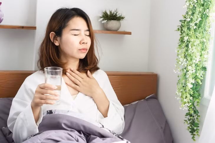 Uống nước ấm khi vừa thức dậy giúp làm dịu cổ họng bằng cách thư giãn các cơ, thúc đẩy tiết nước bọt. Ảnh: Palermo Village Dental.