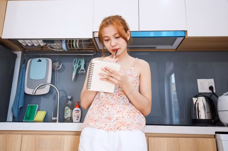 Có ngân sách rõ ràng giúp bạn tránh chi tiêu theo cảm xúc vào dịp Tết. Ảnh minh họa: Phương Lâm.
