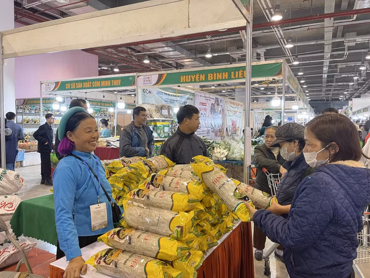 Người dân tới tham quan, mua sắm (1-2023). Ảnh: Minh Đức