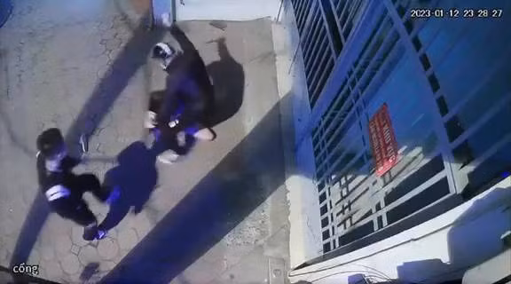 Hình ảnh cắt từ clip nam thanh niên dùng dao sát hại cô gái.