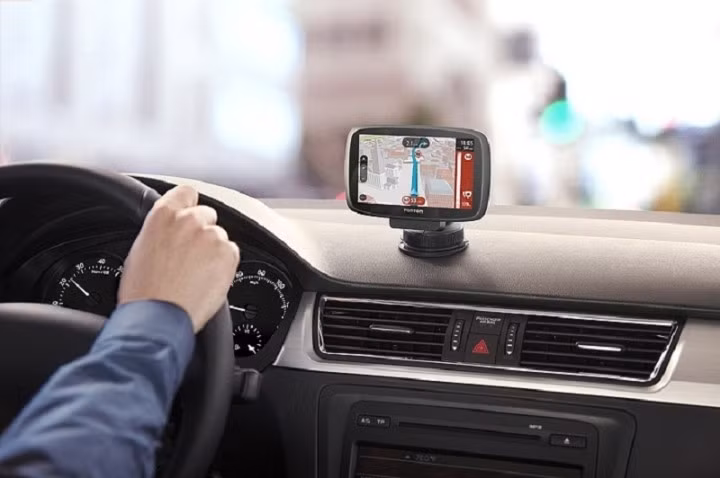 Sử dụng GPS và các ứng dụng giao thông để theo dõi các tuyến đường và cần có ít nhất một tuyến đường thay thế nếu tắc đường xảy ra.