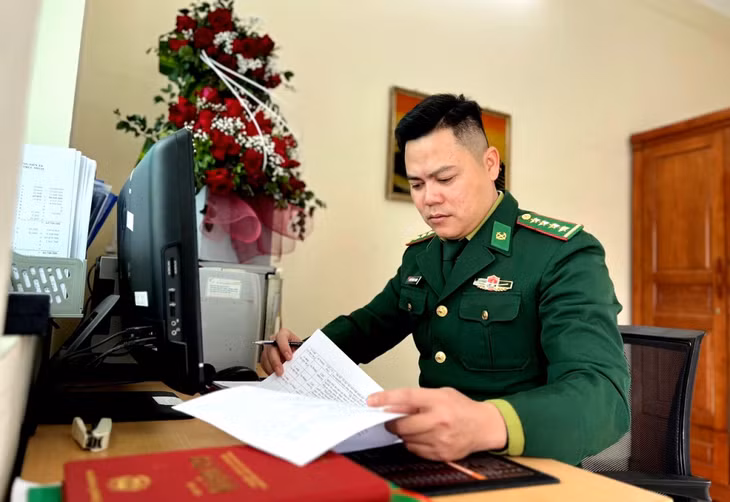 Đại uý Nguyễn Ngọc Giang, Bí thư chi bộ Tham mưu - Hành chính, Đội trưởng Đội Vũ trang (Đồn BP Cửa khẩu cảng Hòn Gai).