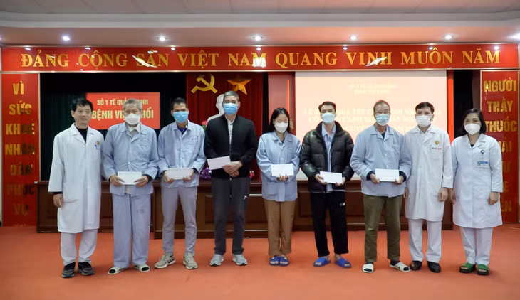 Lãnh đạo Bệnh viện Phổi Quảng Ninh trao tặng quà Tết cho người bệnh.