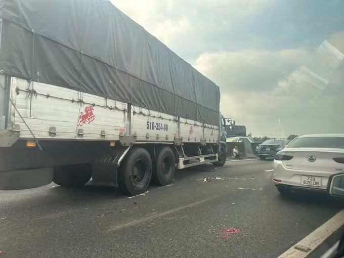 Tai nạn liên hoàn khiến cao tốc đoạn ở Bến Lức ùn tắc kéo dài. Ảnh: Nhiêu Huy