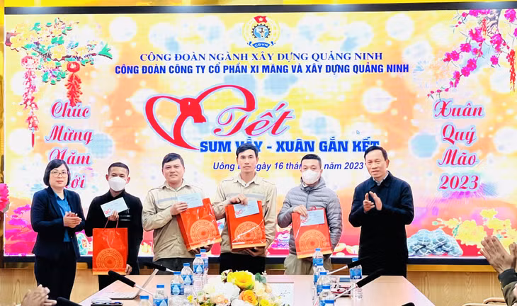 Lãnh đạo Công đoàn ngành Xây dựng và Công ty CP xi măng và xây dựng Quảng Ninh trao quà Tết cho CNLĐ có hoàn cảnh khó khăn của Công ty.