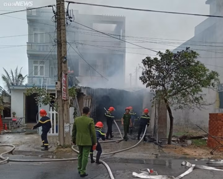 Lực lượng PCCC nỗ lực dập lửa.