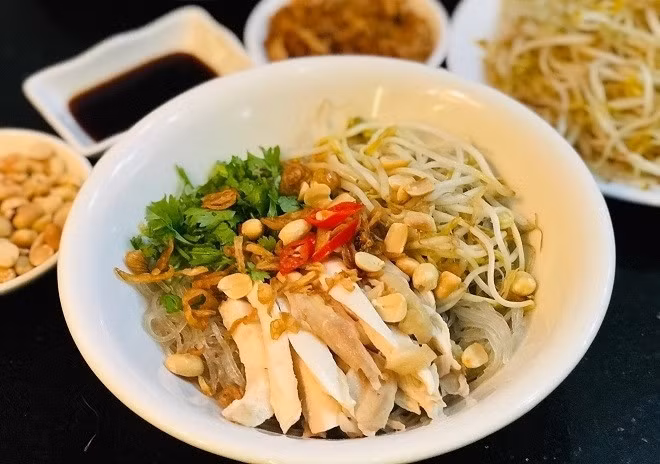 Món ăn chống ngán sau Tết: Miến/phở gà trộn.